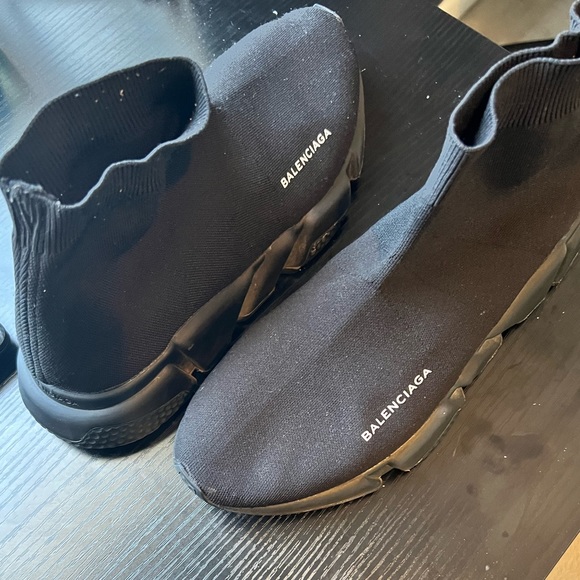 These are Men’s speed sneaker black balenciagas - Picture 3 of 6